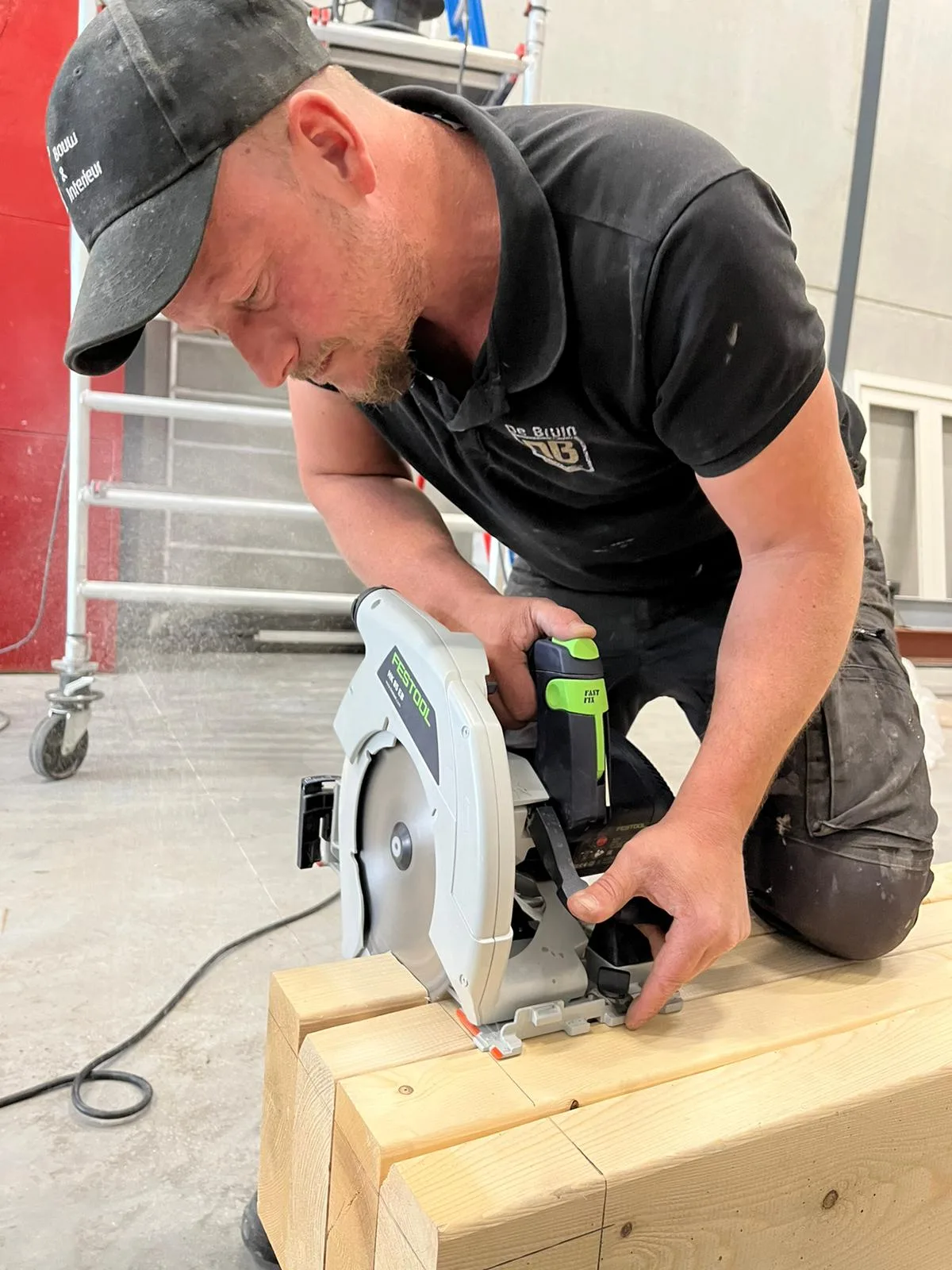 dennis voor header of contactpagina Foto van De Bruin Bouw & Interieur